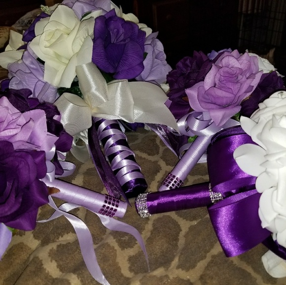 1BRIDE & 2 BRIDESMAID BOUQUETS, WT 3 BOUTINEETS 3 - Picture 1 of 4